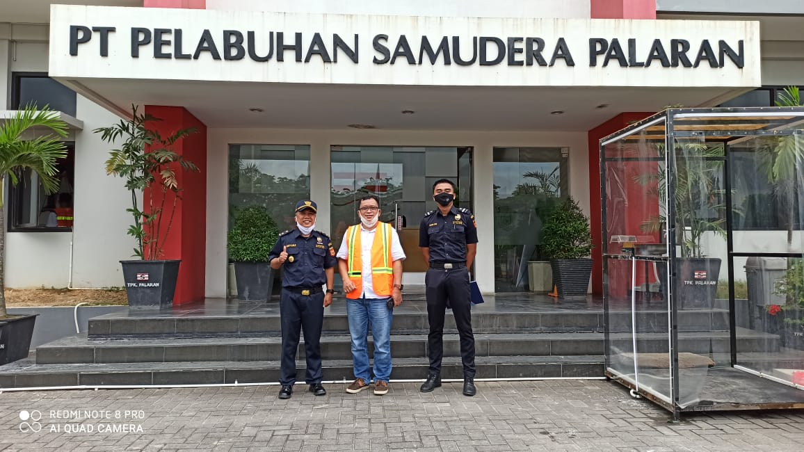 Handling Material import spreader RTG Pelabuhan Palaran Samarinda.