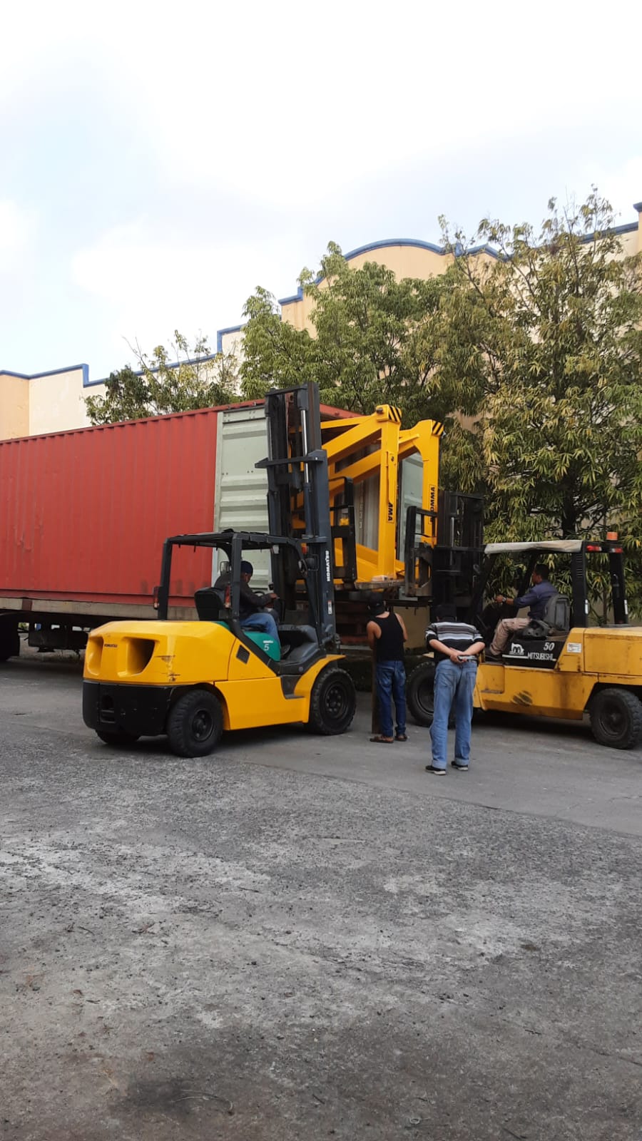 Transport spreader crane Pelabuhan Gorontalo Sulawesi Utara 2023