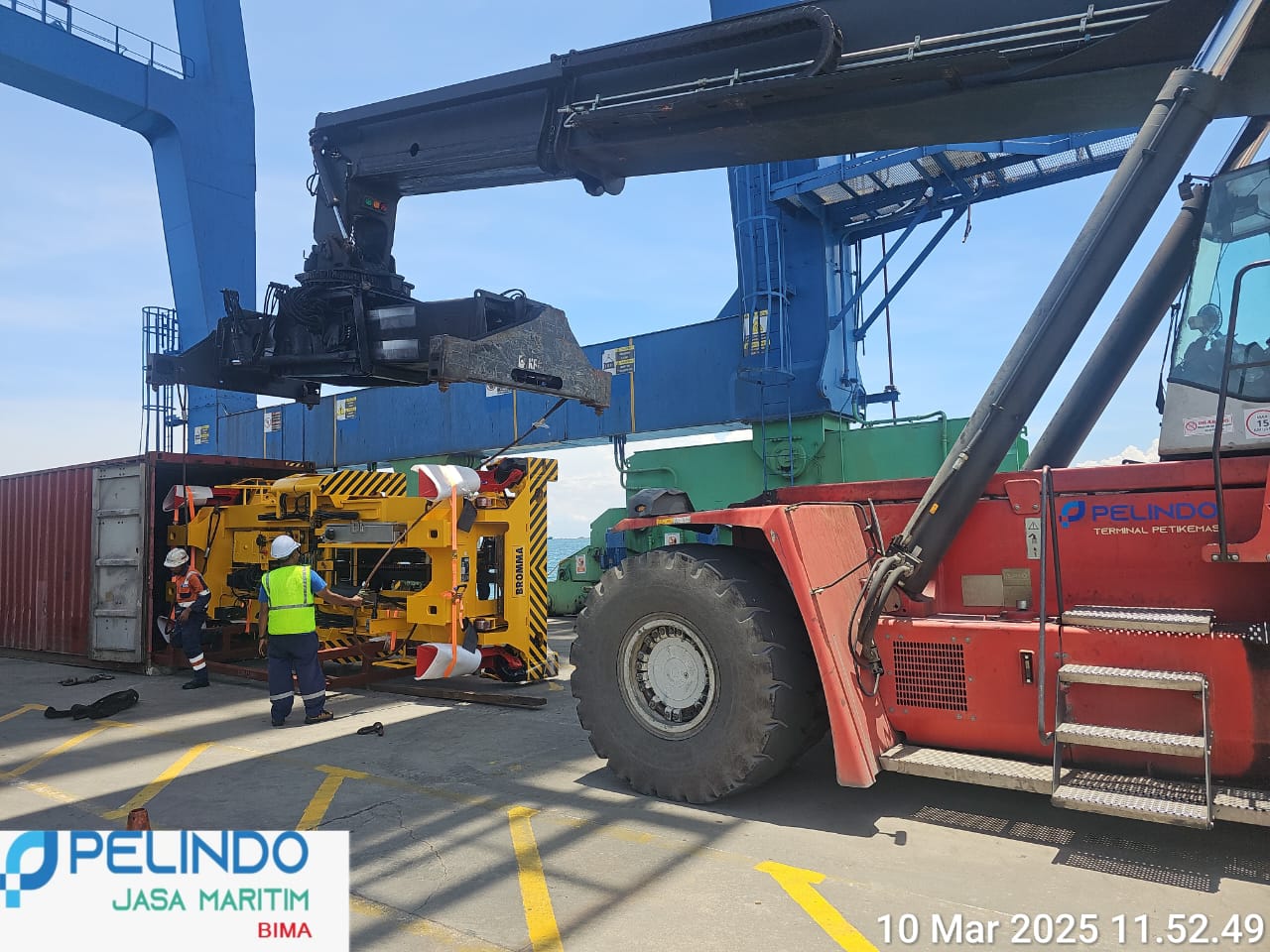 Kegiatan Import Bromma Speader Pelabuhan Kendari